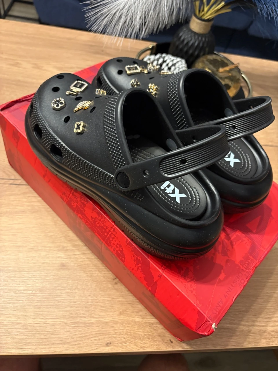 Zapatos XTI negros estilo Crocs con dijes – Talla 41 – Nuevos con etiqueta – photo 5